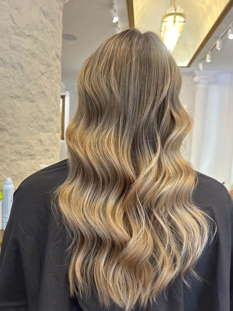 Balayage blond executat la MaraGú